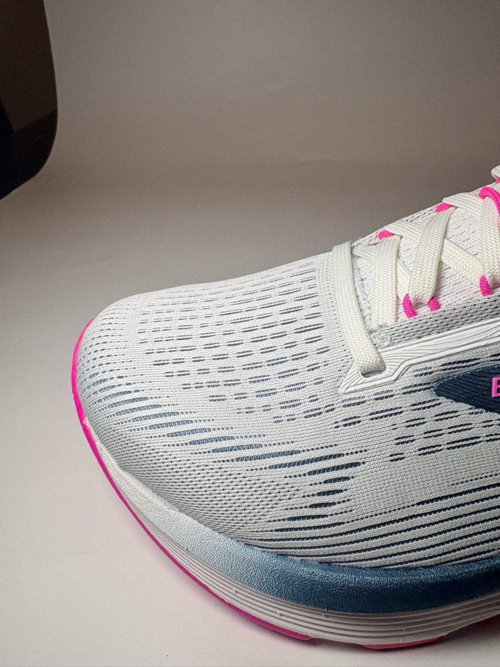 New Brooks Revel 8 Women’s size 8.5 White & Blue Running Shoe with Pink Accents - Picture 6 of 14